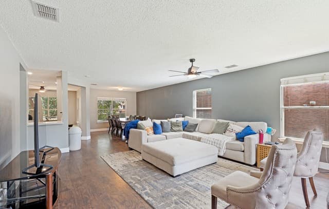 4-bedroom rental at 17503 Sapphire Rim Dr in San Antonio, TX — photo 3