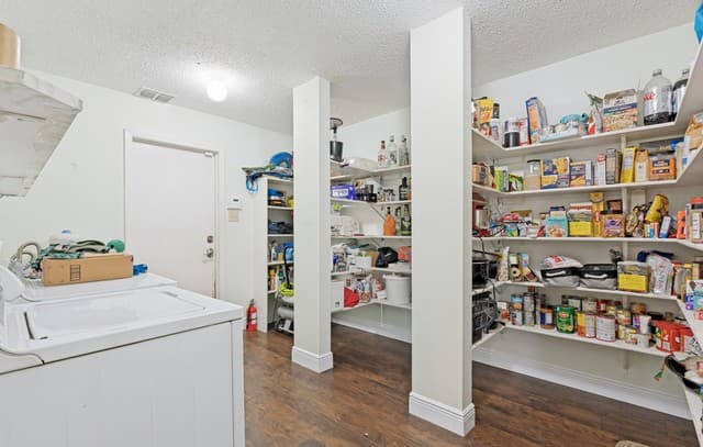 4-bedroom rental at 17503 Sapphire Rim Dr in San Antonio, TX — photo 5