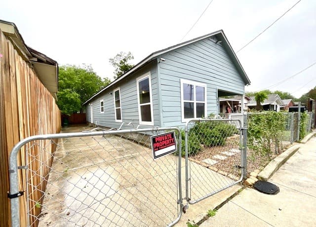 3-bedroom rental at 230 Micklejohn in San Antonio, TX — photo 4
