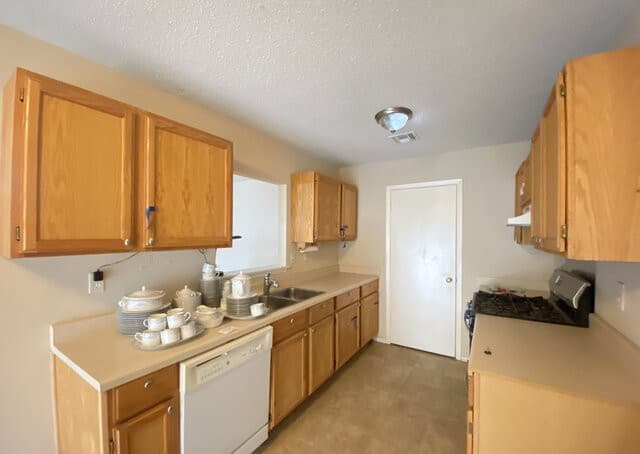 4-bedroom rental at 7127 Spring Flower St in San Antonio, TX — photo 5