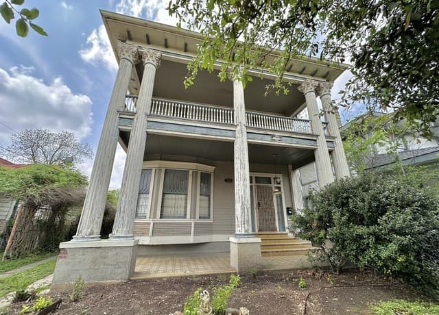 5-bedroom rental at 727 N Pine St in San Antonio, TX — photo 1
