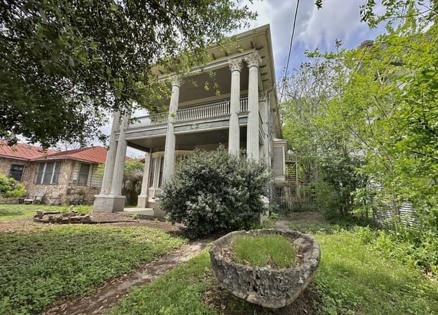 5-bedroom rental at 727 N Pine St in San Antonio, TX — photo 2