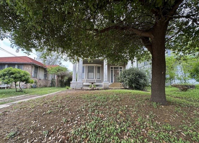 5-bedroom rental at 727 N Pine St in San Antonio, TX — photo 3