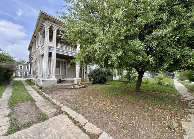 5-bedroom rental at 727 N Pine St in San Antonio, TX — photo 4