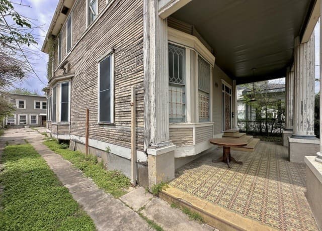 5-bedroom rental at 727 N Pine St in San Antonio, TX — photo 5