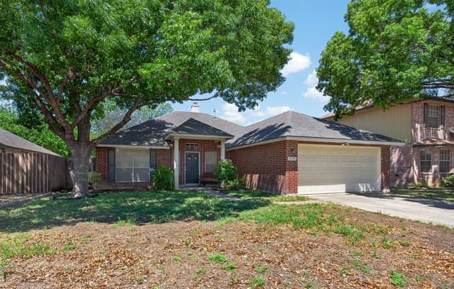 3-bedroom rental at 15035 Preston Hollow Dr in San Antonio, TX — photo 2