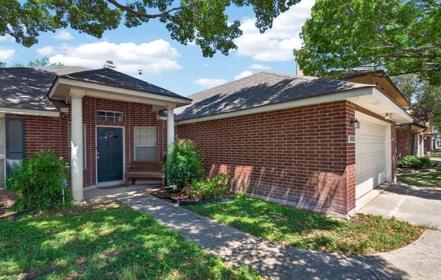 3-bedroom rental at 15035 Preston Hollow Dr in San Antonio, TX — photo 3