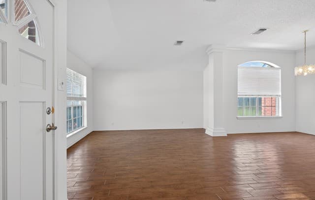 3-bedroom rental at 15035 Preston Hollow Dr in San Antonio, TX — photo 4