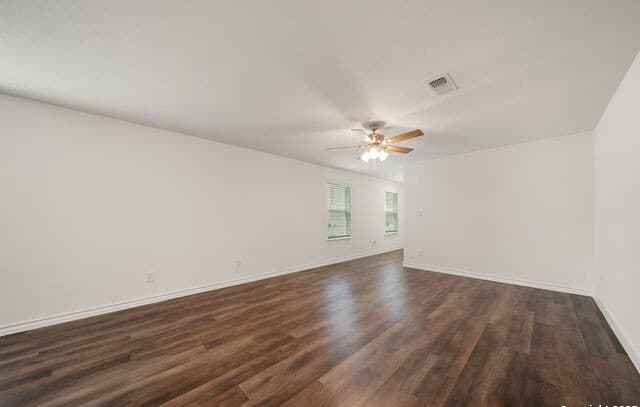 4-bedroom rental at 1115 Pigeon in Marion, TX — photo 5