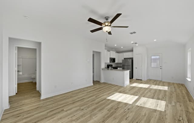 3-bedroom rental at 15118 Waterow View in Von Ormy, TX — photo 5