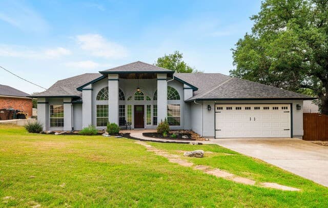 5-bedroom rental at 1122 Midnight in San Antonio, TX — photo 1