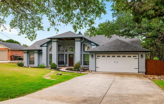5-bedroom rental at 1122 Midnight in San Antonio, TX — photo 2
