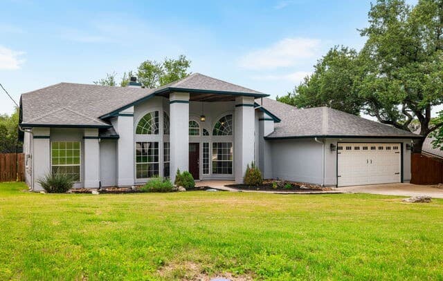 5-bedroom rental at 1122 Midnight in San Antonio, TX — photo 3
