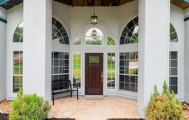 5-bedroom rental at 1122 Midnight in San Antonio, TX — photo 4