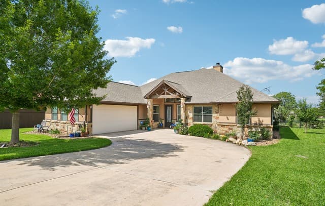 4-bedroom rental at 137 Fairway Dr in Floresville, TX — photo 2