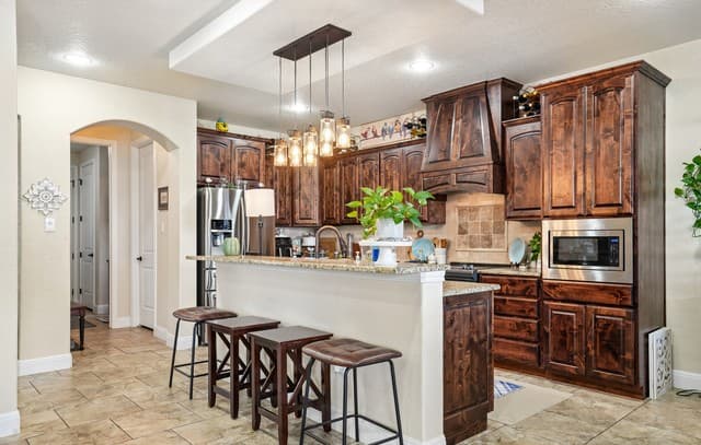 4-bedroom rental at 137 Fairway Dr in Floresville, TX — photo 4