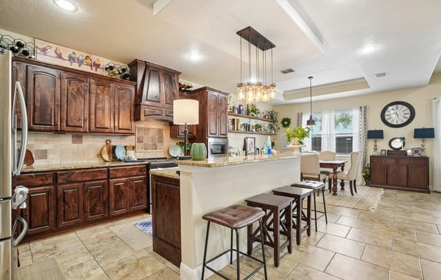 4-bedroom rental at 137 Fairway Dr in Floresville, TX — photo 5