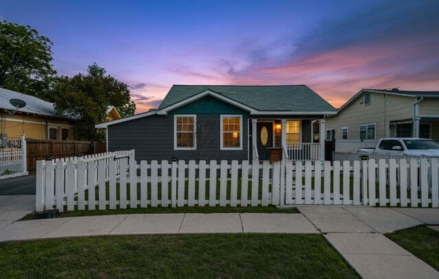 4-bedroom rental at 1910 W Craig Pl in San Antonio, TX — photo 1