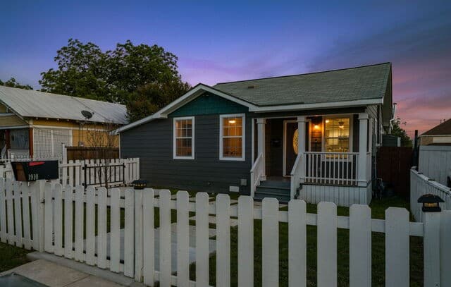 4-bedroom rental at 1910 W Craig Pl in San Antonio, TX — photo 2