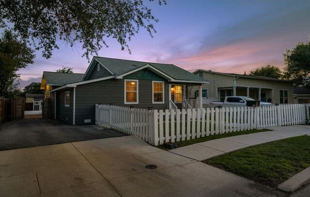 4-bedroom rental at 1910 W Craig Pl in San Antonio, TX — photo 3