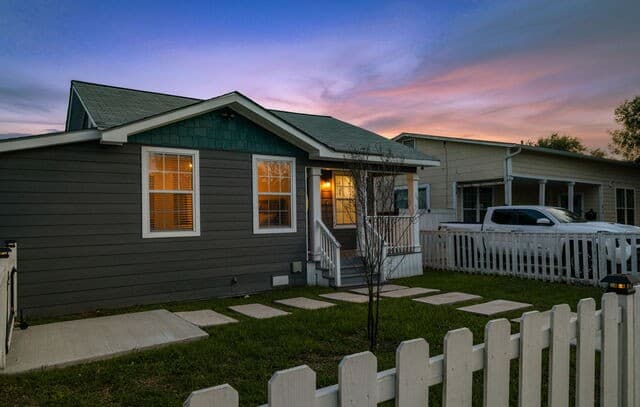 4-bedroom rental at 1910 W Craig Pl in San Antonio, TX — photo 4