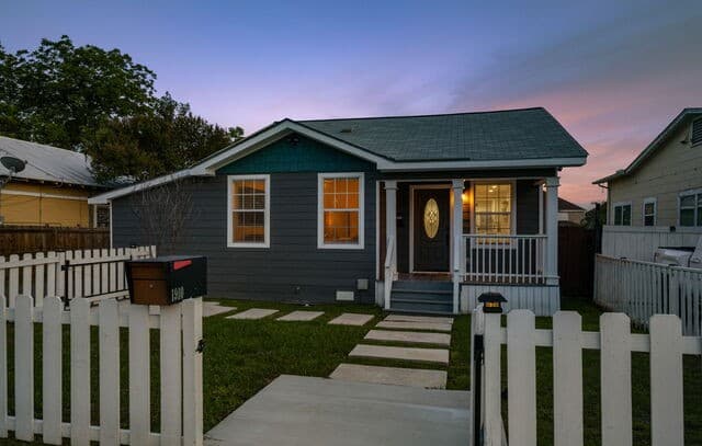 4-bedroom rental at 1910 W Craig Pl in San Antonio, TX — photo 5