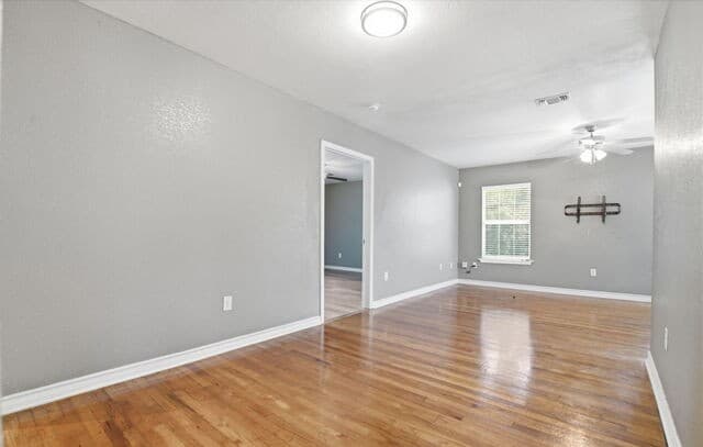 3-bedroom rental at 939 John Page Dr in San Antonio, TX — photo 4