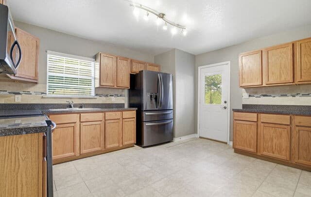 3-bedroom rental at 939 John Page Dr in San Antonio, TX — photo 5