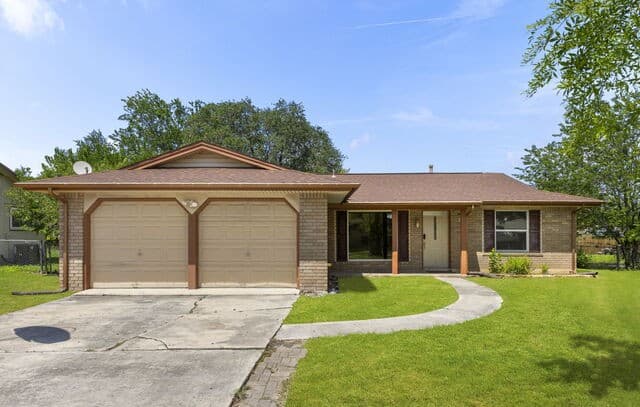 4-bedroom rental at 6711 Yellow Rose St in Leon Valley, TX — photo 1