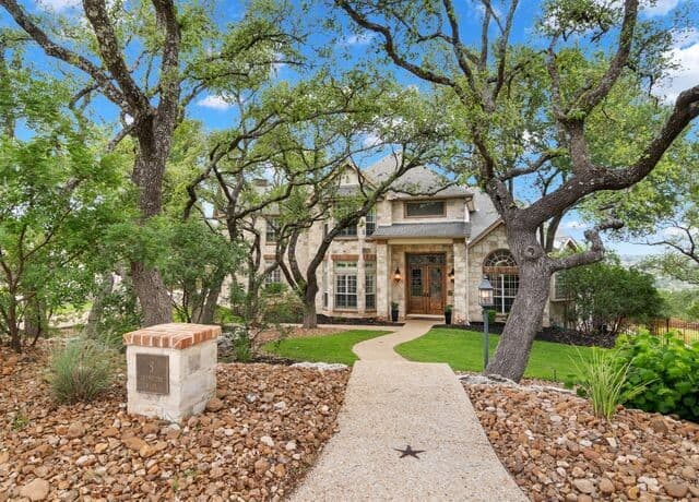 5-bedroom rental at 8 Champions Mark in San Antonio, TX — photo 1