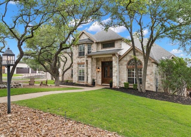 5-bedroom rental at 8 Champions Mark in San Antonio, TX — photo 2