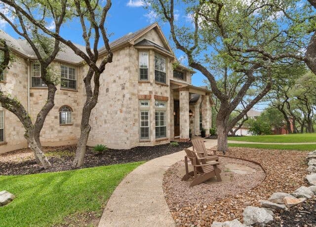 5-bedroom rental at 8 Champions Mark in San Antonio, TX — photo 3