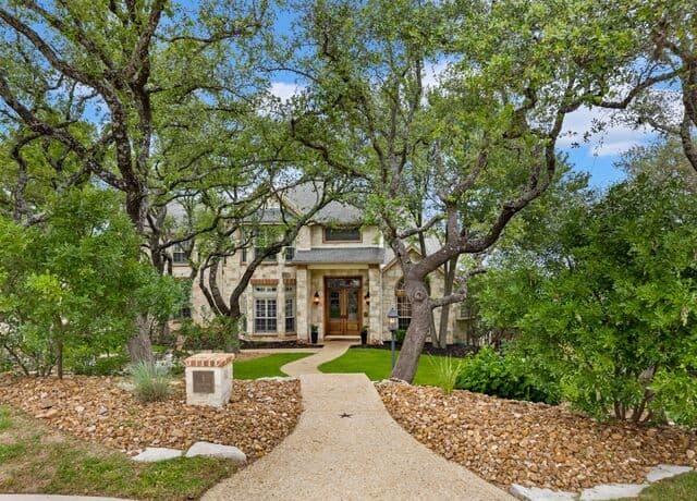 5-bedroom rental at 8 Champions Mark in San Antonio, TX — photo 4