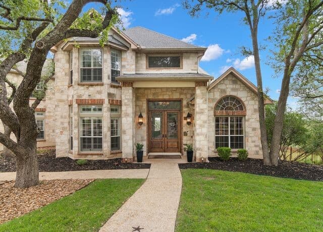 5-bedroom rental at 8 Champions Mark in San Antonio, TX — photo 5