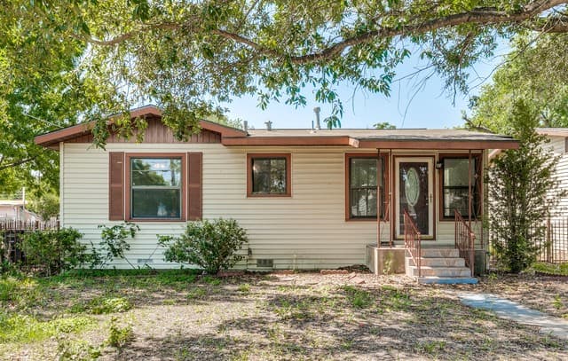 3-bedroom rental at 630 Carlisle Ave in San Antonio, TX — photo 1