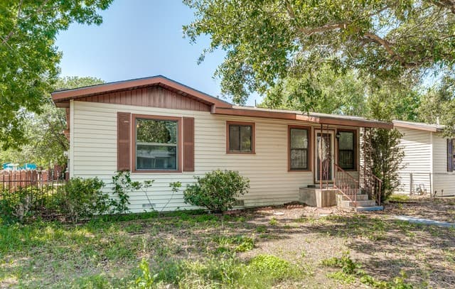 3-bedroom rental at 630 Carlisle Ave in San Antonio, TX — photo 2