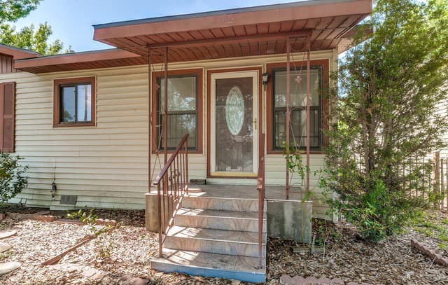 3-bedroom rental at 630 Carlisle Ave in San Antonio, TX — photo 3