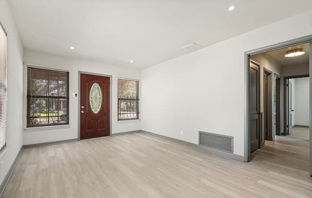 3-bedroom rental at 630 Carlisle Ave in San Antonio, TX — photo 4