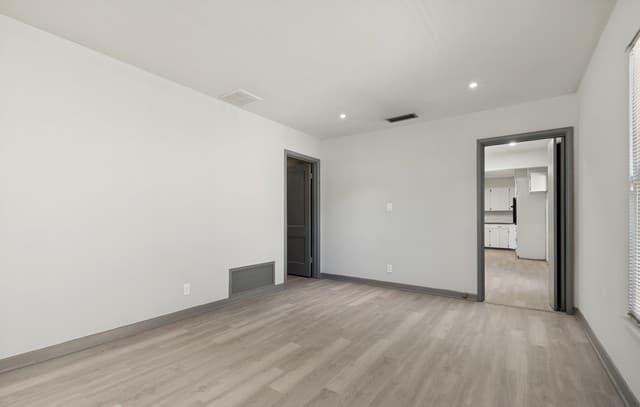 3-bedroom rental at 630 Carlisle Ave in San Antonio, TX — photo 5