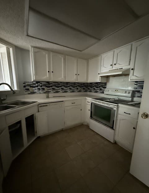 3-bedroom rental at 6832 Stockport in San Antonio, TX — photo 2