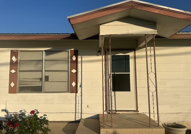 2-bedroom rental at 608 E Westmeyer St in Poth, TX — photo 1