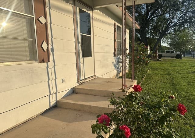 2-bedroom rental at 608 E Westmeyer St in Poth, TX — photo 2