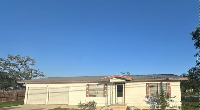2-bedroom rental at 608 E Westmeyer St in Poth, TX — photo 3