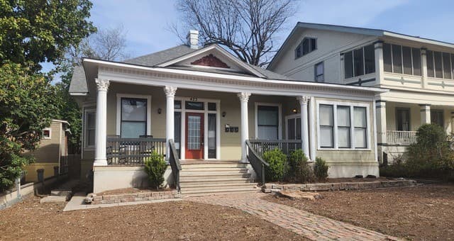 rental at 423 W Magnolia Ave in San Antonio, TX — photo 1
