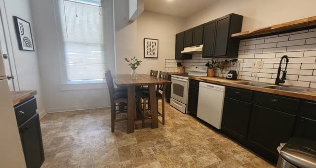 rental at 423 W Magnolia Ave in San Antonio, TX — photo 3