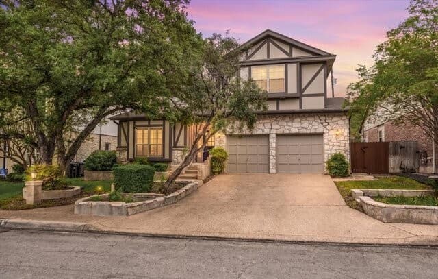 4-bedroom rental at 18 Court Cir in San Antonio, TX — photo 1