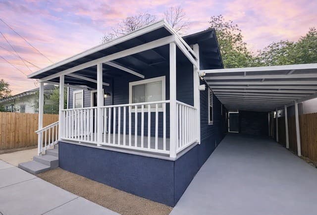5-bedroom rental at 105 Dewitt in San Antonio, TX — photo 2