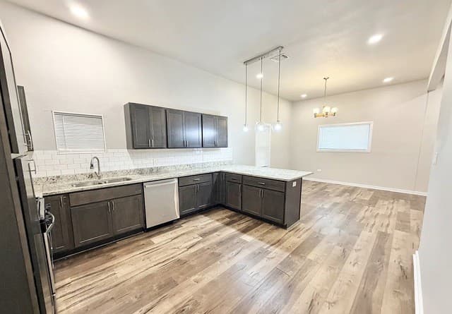5-bedroom rental at 105 Dewitt in San Antonio, TX — photo 5