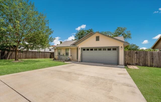 3-bedroom rental at 1023 3rd St in Floresville, TX — photo 4
