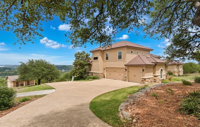 4-bedroom rental at 168 Hill Myna Lane in Spring Branch, TX — photo 4